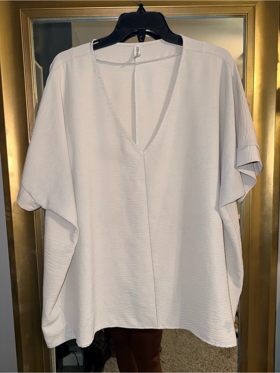 Zenana Outfitters Tops - Zenana Outfitters Light Gray V-Neck Relaxed Tunic